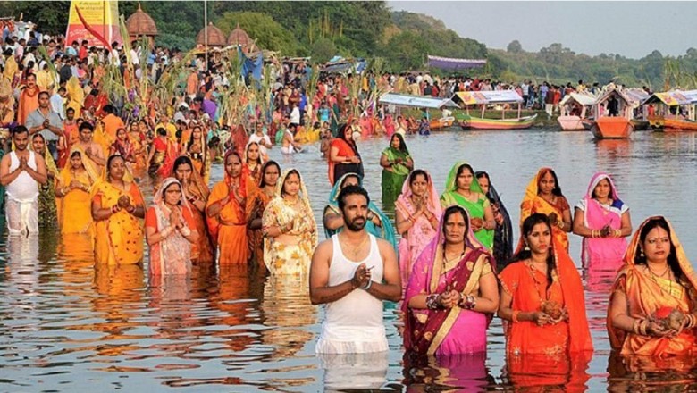 Odisha: आस्था को सर्वोच्च सम्मान, ओडिशा में रेड कारपेट बिछाकर किया गया छठव्रतियों का स्वागत