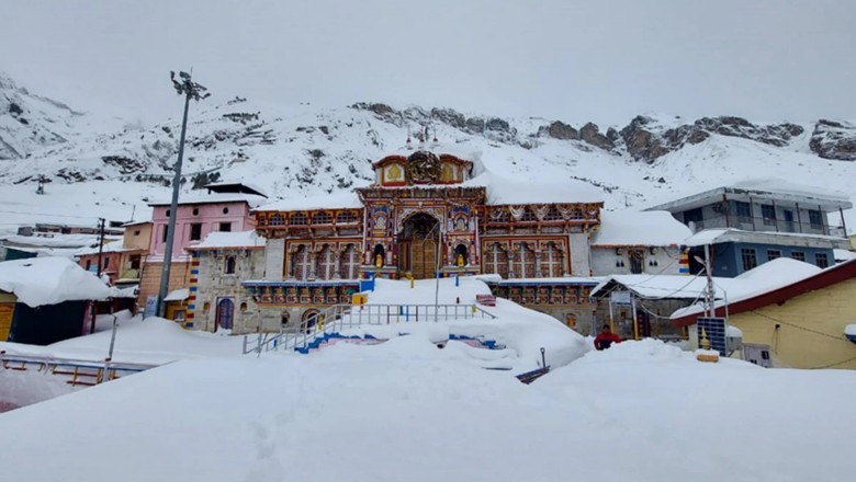 Snowfall In Uttarakhand: बर्फ की सफेद चादर में लिपटे पहाड़, बदरीनाथ की इन खूबसूरत तस्वीरों आयी सामने
