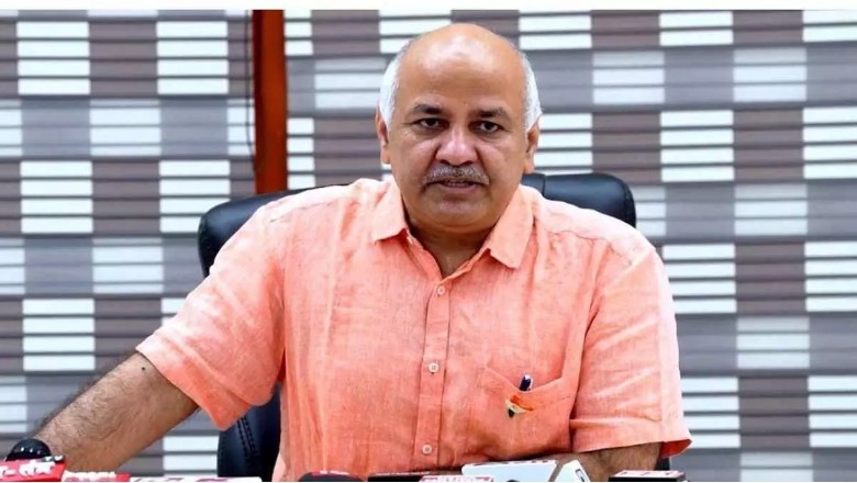 Gujarat: चुनाव आयोग के सामने धरने पर बैठे सिसोदिया, कहा- गनप्वाइंट पर वापस कराया गया प्रत्याशी का नामांकन
