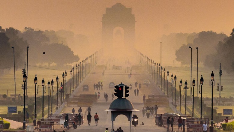 Delhi Weather: धुंध से घिरी राजधानी, आंखों में जलन और सांसों में जकड़न जैसी समस्या से परेशान लोग
