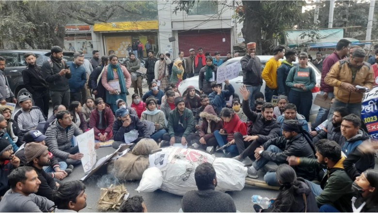 भर्ती रद्द होने से नाराज अभ्यर्थियों का फूटा गुस्सा, सीएम आवास कूच करने पहुंचे