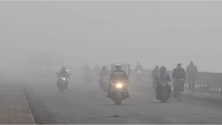 UP Weather: घने कोहरे से विजिबिलिटी हुई जीरो, यातायात प्रभावित