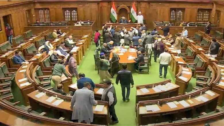 दिल्ली विधानसभा में तीसरे दिन भी हंगामा, उपराज्यपाल को 'कबीले का सरदार' बताने पर भड़की भाजपा
