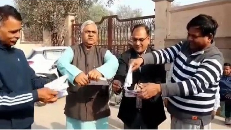 Lucknow: श्रीरामचरित मानस की प्रतियां जलाने में स्वामी प्रसाद मौर्य समेत 10 पर मुकदमा