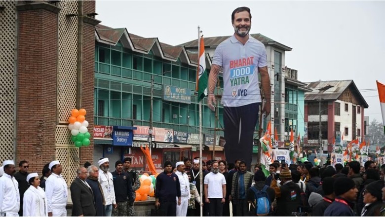 ध्वजारोहण के समय राहुल के कटआउट पर विवाद, केंद्रीय मंत्री बोले- ध्वज संहिता का अपमान