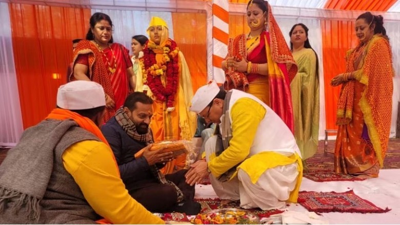 सीएम धामी ने बड़े बेटे का कराया यज्ञोपवीत संस्कार, तीर्थपुरोहितों के पास वंशावली में दर्ज कराया नाम