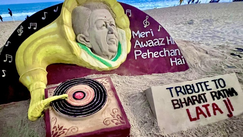 सैंड आर्टिस्ट ने स्वर कोकिला को दी श्रद्धांजलि, समुद्र किनारे रेत पर उकेरी तस्वीर