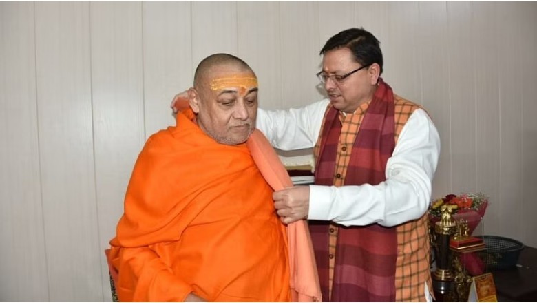 हरिद्वार पहुंचे सीएम पुष्कर सिंह धामी, शंकराचार्य राजराजेश्वराश्रम से मुलाकात कर लिया आशीर्वाद
