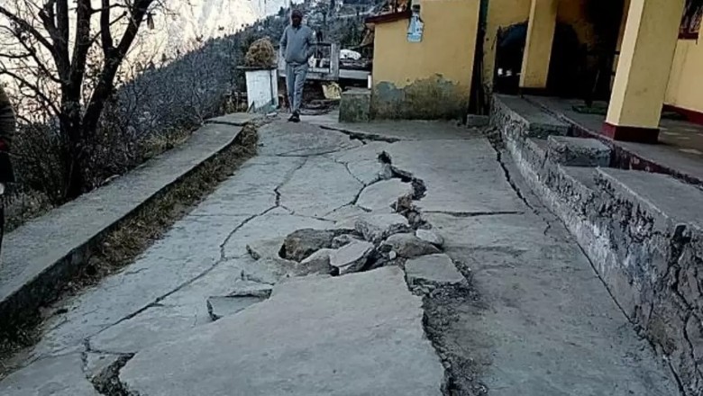 Mussoorie Landslide: सड़क धंस रही, भवनों में आई दरारें