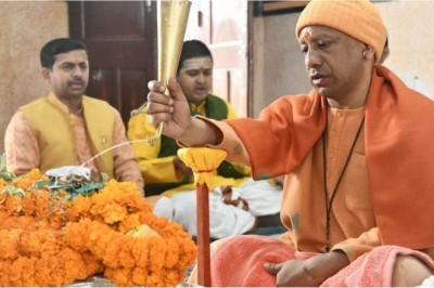 Mahashivratri 2023: सीएम योगी ने गोरखनाथ मंदिर में किया रुद्राभिषेक