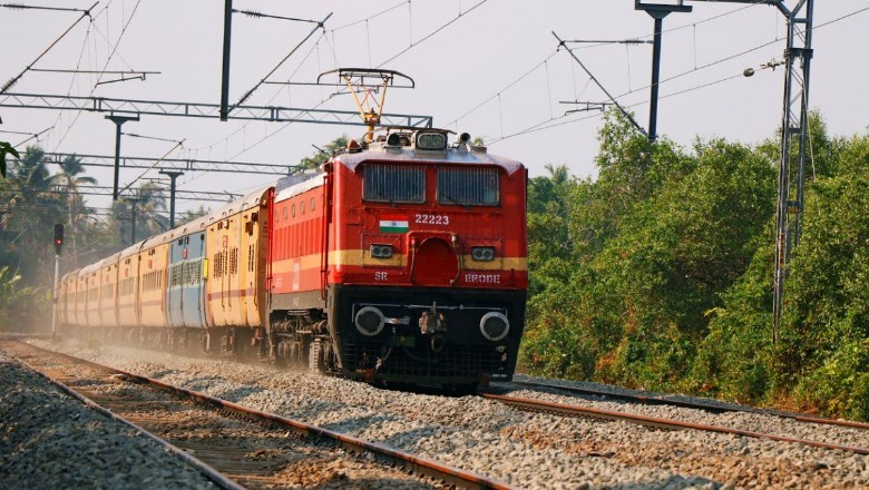 भारतीय रेल दुनिया का दूसरा सबसे बड़ा हरित नेटवर्क, 85% हिस्से का विद्युतीकरण करने की उपलब्धि हासिल
