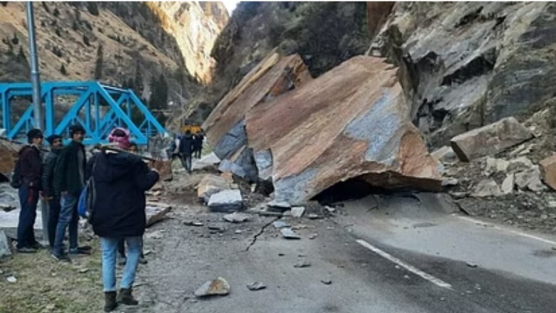 Uttarakhand: डबरानी में अचानक चट्टान भरभरा कर हाईवे पर गिरी, आवाजाही ठप