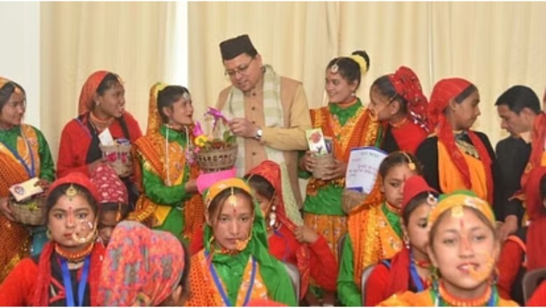 सीएम धामी ने बच्चों संग मनाया लोकपर्व फूलदेई, कहा- बाल पर्व के रूप में मनाया जाएगा अब हर साल