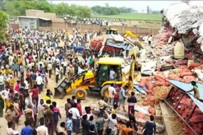 UP: कोल्ड स्टोर की छत ढही, 20 से 25 लोगों के दबे होने की आशंका
