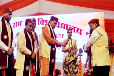 श्री गुरु राम राय विवि के दीक्षांत समारोह में पहुंचे सीएम धामी, छात्रों को डिग्री और मेडल से नवाजा