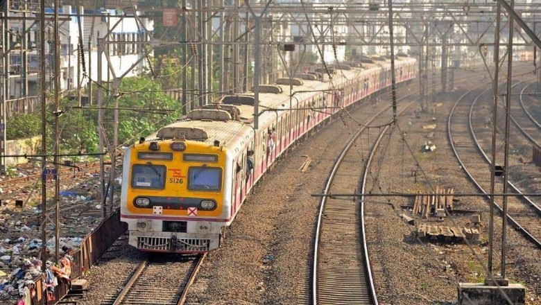 तकनीकी समस्या की वजह से मुंबई की लोकल ट्रेन सेवाएं प्रभावित, थमी रही आवाजाही