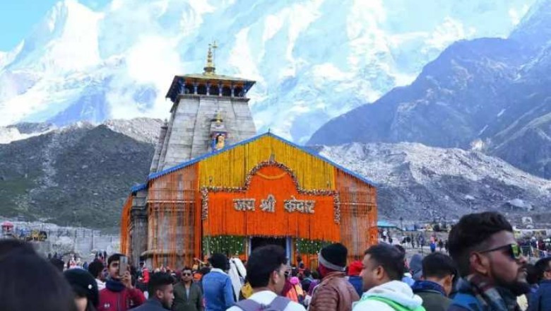 खुले केदारनाथ धाम के कपाट, हेलीकॉप्टर से हुई पुष्पवर्षा, पीएम मोदी के नाम से हुई पहली पूजा