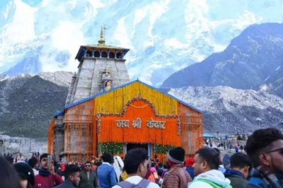 खुले केदारनाथ धाम के कपाट, हेलीकॉप्टर से हुई पुष्पवर्षा, पीएम मोदी के नाम से हुई पहली पूजा