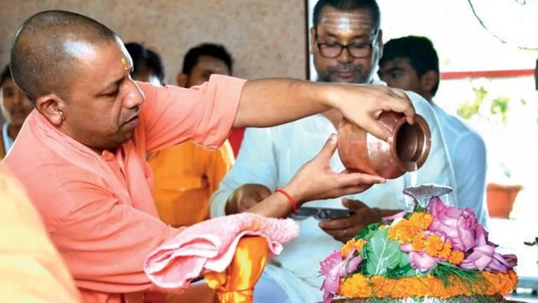 गोरखपुर दौरे पर सीएम योगी, गोरखनाथ मंदिर में रुद्राभिषेक कर बाबा की पूजा-अर्चना की