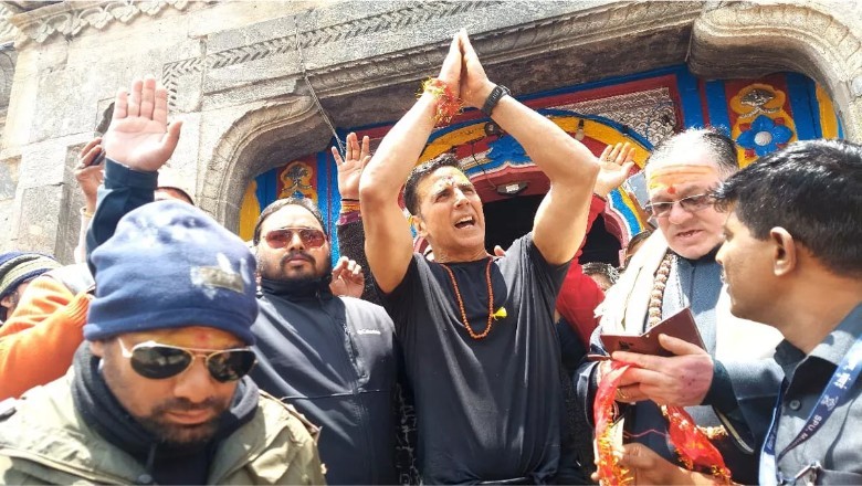 केदारनाथ धाम पहुंचे अभिनेता अक्षय कुमार, दर्शन कर की बाबा केदार की पूजा-अर्चना