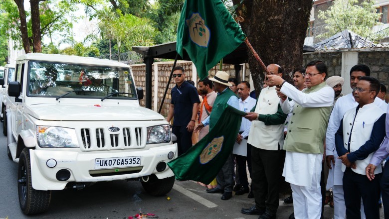 कैंपा योजना से खरीदे गए 23 बोलेरो कैम्पर वाहनों को हरी झंडी दिखाकर किया रवाना