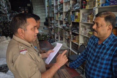 सुरक्षा एजेन्सियों की वर्दी व अन्य सामग्री की बिक्री करने वाले दुकानदारों को किया जा रहा चिन्हित