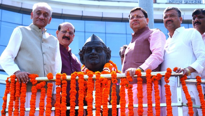 मुख्यमंत्री श्री पुष्कर सिंह धामी ने हेमवती नंदन बहुगुणा की मूर्ति पर किया माल्यार्पण