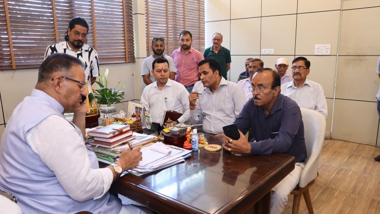 देहरादून के न्यू कैंट रोड़ स्थित शासकीय आवास में कैबिनेट मंत्री गणेश जोशी ने जलसंस्थान के अधिकारियों की बैठक ली