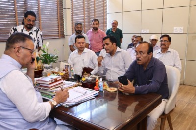 देहरादून के न्यू कैंट रोड़ स्थित शासकीय आवास में कैबिनेट मंत्री गणेश जोशी ने जलसंस्थान के अधिकारियों की बैठक ली