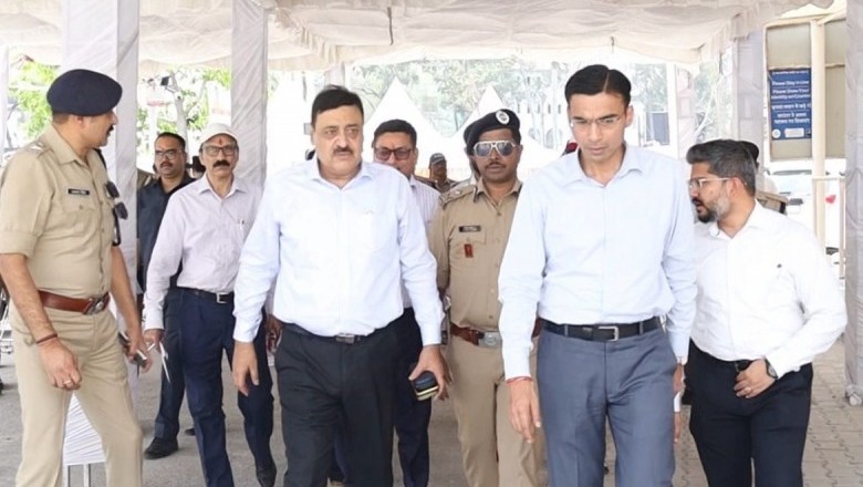 आयुक्त गढवाल मंडल ने ट्रांजिस्ट कैम्प आफलाईन रजिस्टेªशन व्यवस्थाओं का लिया जायजा