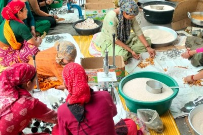 प्रसाद, सोवेनियर, स्थानीय उत्पाद के स्टॉल से लेकर होमस्टे का कारोबार