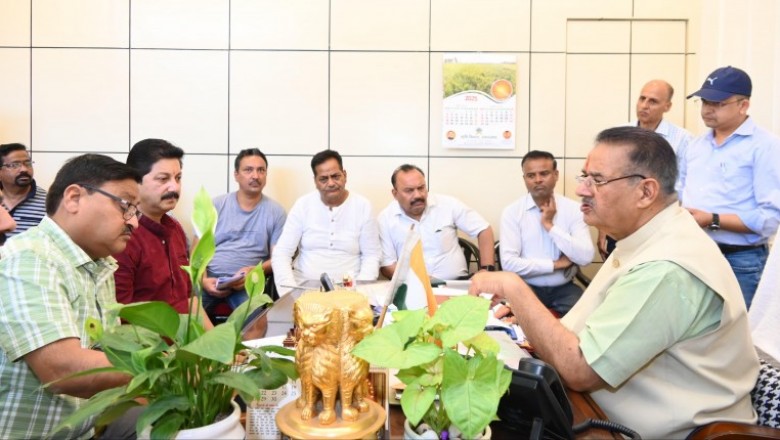 कैबिनेट मंत्री गणेश जोशी ने बुधवार को देहरादून स्थित अपने कार्यालय में सिंचाई विभाग के अधिकारियों के साथ की बैठक