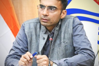 महीनों से परेशान बुजुर्ग सरस्वती; गत दिवस पंहुची डीएम समक्ष;