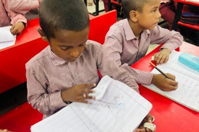 कूड़े, कटौरे से कलम की ओर लौटा बचपन;  आखर ज्ञान से कम्प्यूटर; संगीत; योग तक