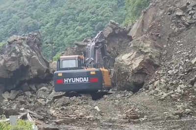 गंगोत्री  राजमार्ग पर भारी भूस्खलन आवाजाही ठप्प.