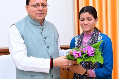 मुख्यमंत्री श्री पुष्कर सिंह धामी से गैरसैंण (भराड़ीसैंण) में मुख्यमंत्री आदर्श ग्राम सारकोट की ग्राम प्रधान प्रियंका नेगी ने भेंट की