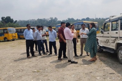 परिवहन विभाग की टीम पहुंची स्कूल