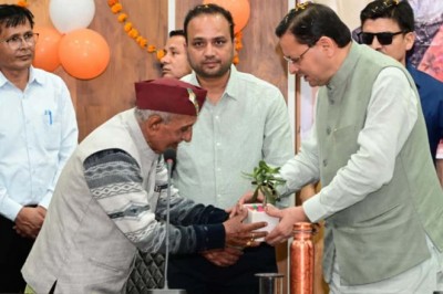 मुख्यमंत्री श्री पुष्कर सिंह धामी ने बुधवार को  जिला पंचायत सभागार, चंपावत में प्रबुद्ध नागरिकों एवं वरिष्ठजनों के साथ संवाद किय