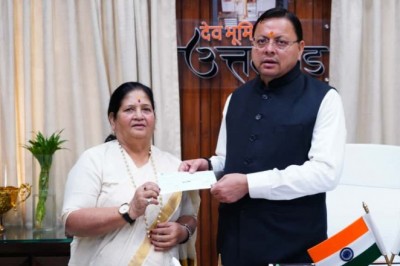 मुख्यमंत्री राहत कोष के लिए पर्वतारोही बछेंद्री पाल ने प्रदान किया 10 लाख का चेक