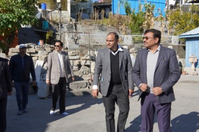 गोल्ज्यू कॉरिडोर का भ्रमण मुख्य सचिव ने विकास कार्यों की प्रगति की ली समीक्षा