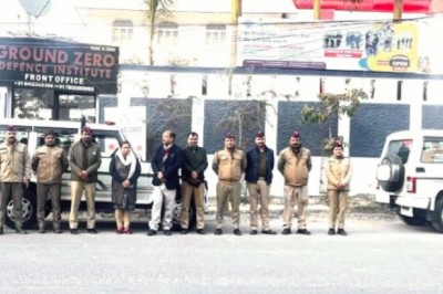 अभियान के प्रथम तीन दिनों में चार पहिया और दुपहिया वाहन चालकों को पुष्प देकर समझाने एवं गांधीगीरी के माध्यम से यातायात नियमों के प्रति किया गया जागरूक