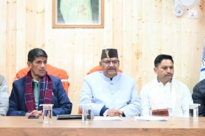 अल्मोड़ा में केंद्रीय बजट 2026-27 के संबंध में आयोजित प्रेस वार्ता को संबोधित करते कृषि मंत्री गणेश जोशी