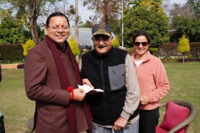 मानवता और संवेदना की मिसाल: सेवानिवृत्त ब्रिगेडियर ने मुख्यमंत्री राहत कोष में दिया 10 लाख का योगदान