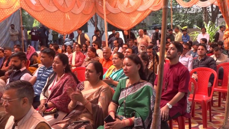 होली मिलन समारोह में कवियों और शायरों ने अपनी प्रस्तुतियों से बांध दिया समां