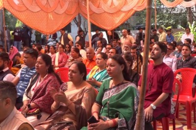 होली मिलन समारोह में कवियों और शायरों ने अपनी प्रस्तुतियों से बांध दिया समां