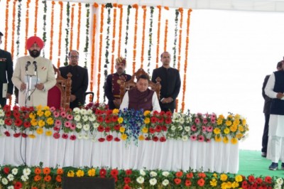 राज्यपाल ने विधायक श्री खजान दास, श्री मदन कौशिक, श्री भरत सिंह चौधरी, श्री प्रदीप बत्रा एवं श्री राम सिंह कैड़ा को मंत्री पद की शपथ दिलाई