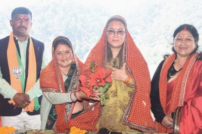 देवी भागवत कथा और सोमेश्वर में पूजन में शामिल हुईं रेखा आर्या