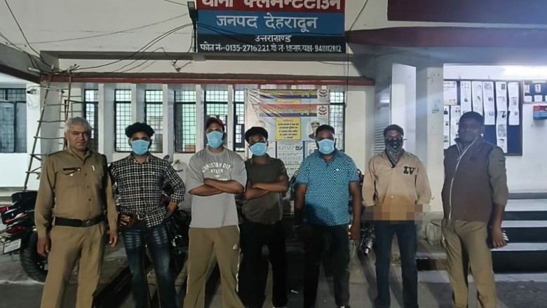 सार्वजनिक स्थानों/ रेस्ट्रोरेंट में शराब पी रहे 65 व्यक्तियों को हिरासत में लेकर लाया गया थाने, सख्त चेतावनी देते हुये की वैधानिक कार्यवाही