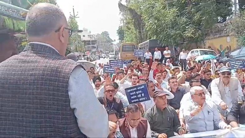 संयुक्त कर्मचारी संगठनों के बैनर तले राज्य कर कर्मचारी महासंघ ने जोरदार किया प्रदर्शन