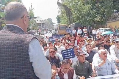 संयुक्त कर्मचारी संगठनों के बैनर तले राज्य कर कर्मचारी महासंघ ने जोरदार किया प्रदर्शन